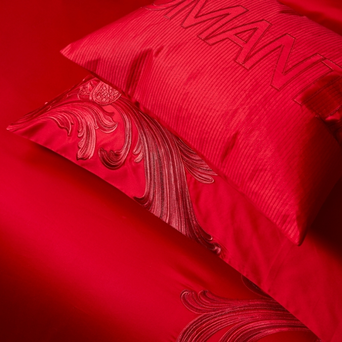 91家纺网 家纺一手货源 找家纺 爱情故事 2025新款100支婚庆四件套棚拍倾城之恋