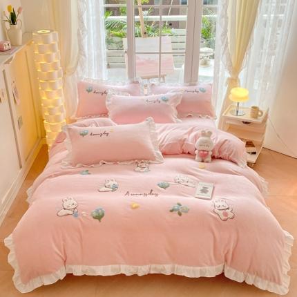 91家纺网 家纺一手货源 找家纺 易禾 2024新款牛奶绒毛巾绣兔绒荷叶边四件套-精灵 精灵兔-粉