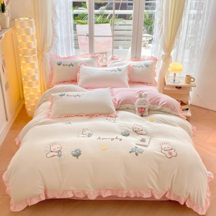 91家纺网 家纺一手货源 找家纺 易禾 2024新款牛奶绒毛巾绣兔绒荷叶边四件套-精灵 精灵兔-奶白粉