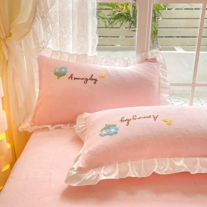 91家纺网 家纺一手货源 找家纺 易禾 2024新款牛奶绒毛巾绣兔绒荷叶边四件套-精灵 精灵兔-粉