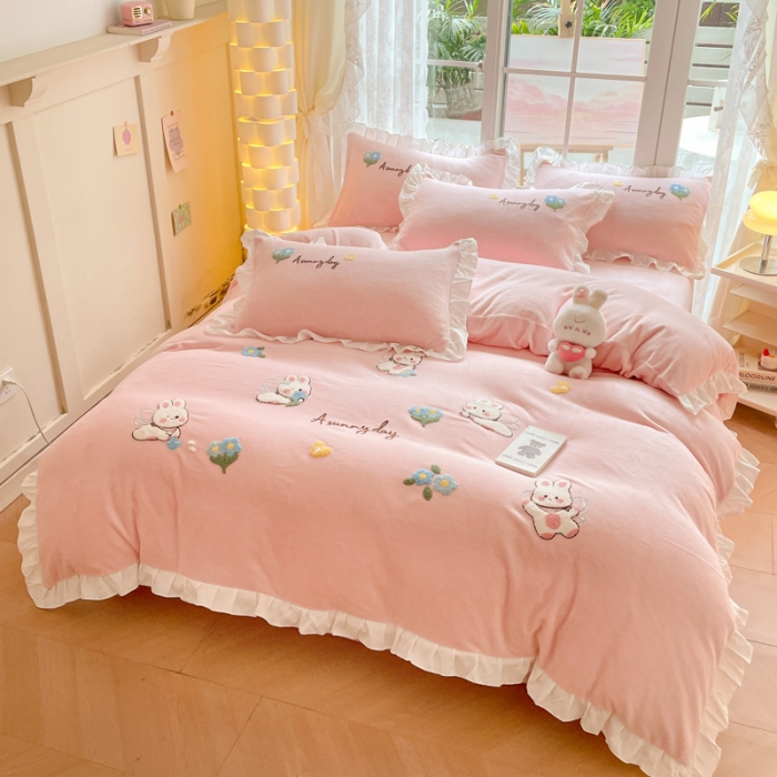 91家纺网 家纺一手货源 找家纺 易禾 2024新款牛奶绒毛巾绣兔绒荷叶边四件套-精灵 精灵兔-粉