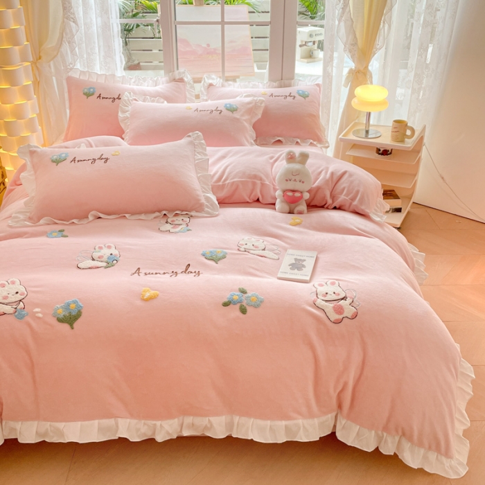 91家纺网 家纺一手货源 找家纺 易禾 2024新款牛奶绒毛巾绣兔绒荷叶边四件套-精灵 精灵兔-粉