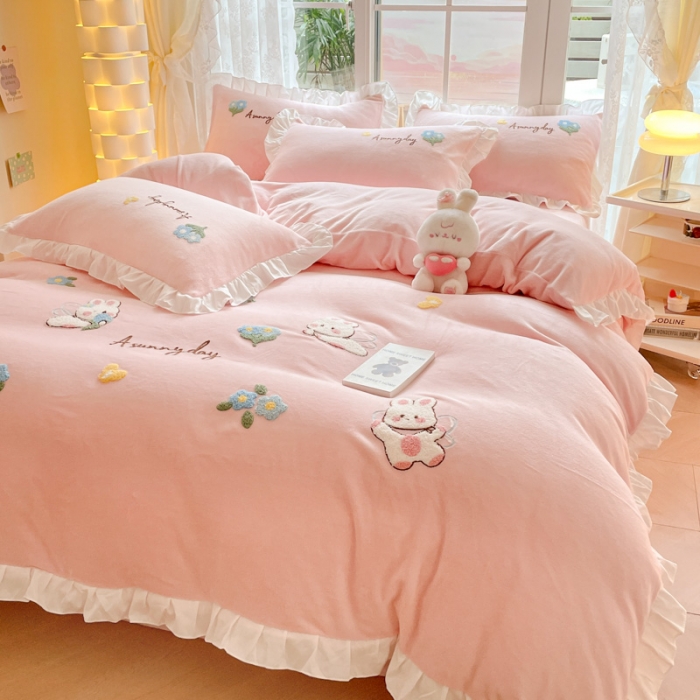 91家纺网 家纺一手货源 找家纺 易禾 2024新款牛奶绒毛巾绣兔绒荷叶边四件套-精灵 精灵兔-粉