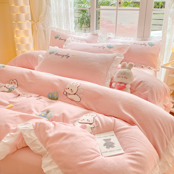91家纺网 家纺一手货源 找家纺 易禾 2024新款牛奶绒毛巾绣兔绒荷叶边四件套-精灵 精灵兔-粉