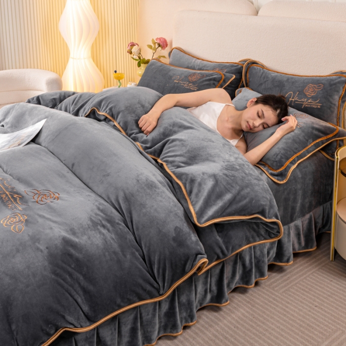 91家纺网 家纺一手货源 找家纺 （总）博兰蒂2023新款绣花牛奶绒四件套床裙款-水仙花系列