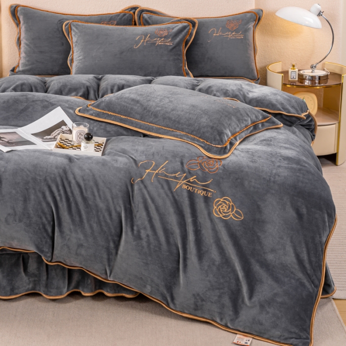 91家纺网 家纺一手货源 找家纺 （总）博兰蒂2023新款绣花牛奶绒四件套床裙款-水仙花系列