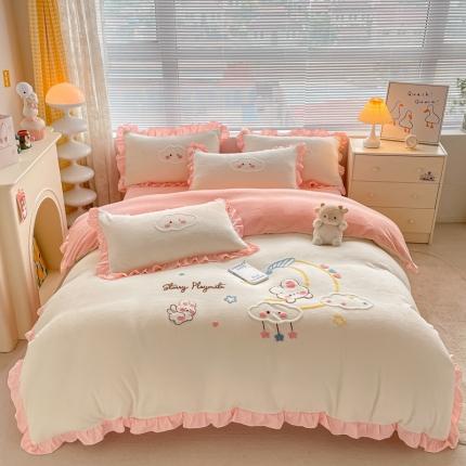 91家纺网 家纺一手货源 找家纺 易禾 2024新款牛奶绒毛巾绣兔绒花边四件套-月牙 月牙兔-奶白粉