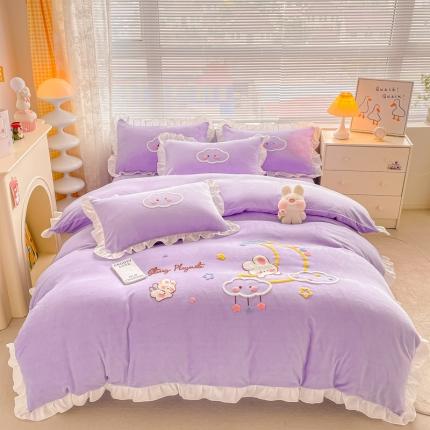 91家纺网 家纺一手货源 找家纺 易禾 2024新款牛奶绒毛巾绣兔绒花边四件套-月牙 月牙兔-紫