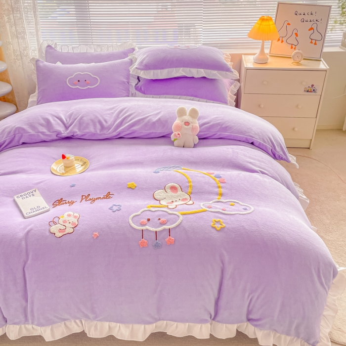 91家纺网 家纺一手货源 找家纺 易禾 2024新款牛奶绒毛巾绣兔绒花边四件套-月牙 月牙兔-紫