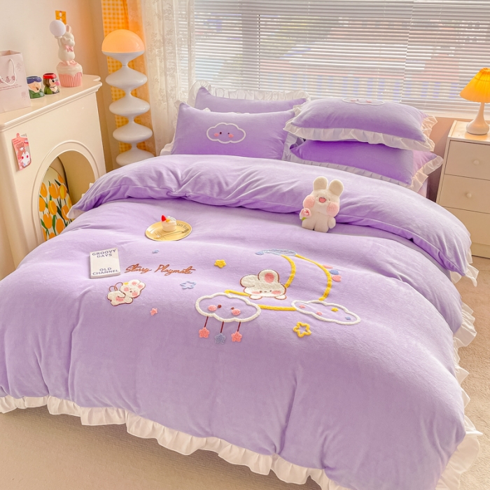 91家纺网 家纺一手货源 找家纺 易禾 2024新款牛奶绒毛巾绣兔绒花边四件套-月牙 月牙兔-紫