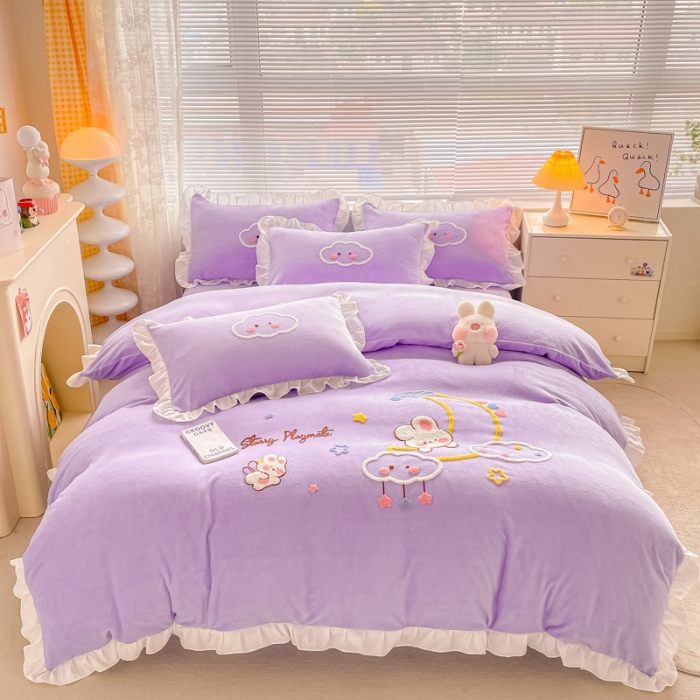 91家纺网 家纺一手货源 找家纺 易禾 2024新款牛奶绒毛巾绣兔绒花边四件套-月牙 月牙兔-紫