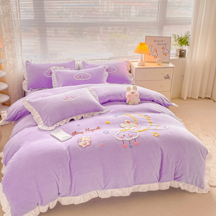 91家纺网 家纺一手货源 找家纺 易禾 2024新款牛奶绒毛巾绣兔绒花边四件套-月牙 月牙兔-紫