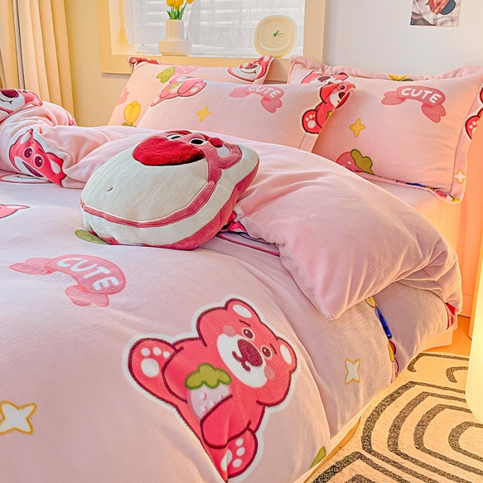 91家纺网 家纺一手货源 找家纺 畅畅家纺 2023新款活性印花小清新AB版加厚高克重法莱绒牛奶绒四件套 草莓熊