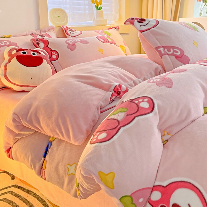 91家纺网 家纺一手货源 找家纺 畅畅家纺 2023新款活性印花小清新AB版加厚高克重法莱绒牛奶绒四件套 草莓熊