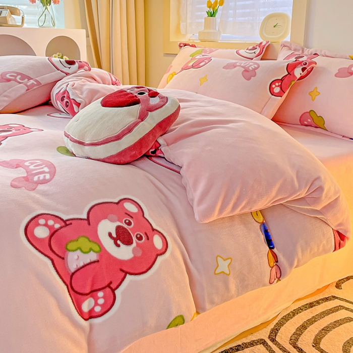 91家纺网 家纺一手货源 找家纺 畅畅家纺 2023新款活性印花小清新AB版加厚高克重法莱绒牛奶绒四件套 草莓熊