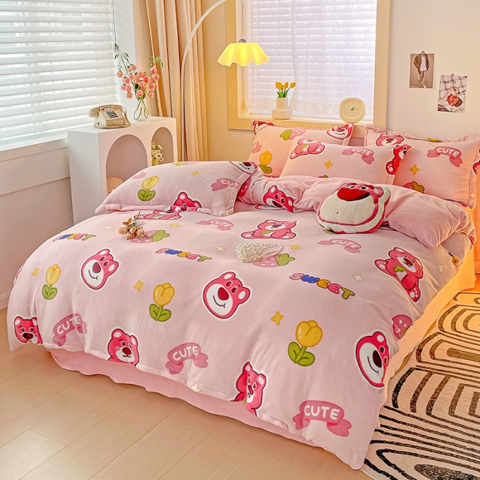 91家纺网 家纺一手货源 找家纺 畅畅家纺 2023新款活性印花小清新AB版加厚高克重法莱绒牛奶绒四件套 草莓熊