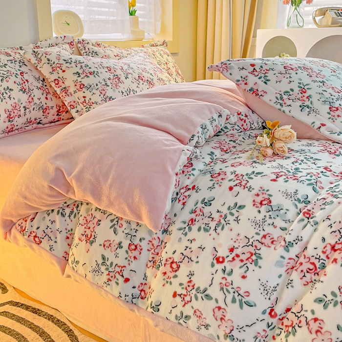 91家纺网 家纺一手货源 找家纺 畅畅家纺 2023新款活性印花小清新AB版加厚高克重法莱绒牛奶绒四件套 芳香魅影