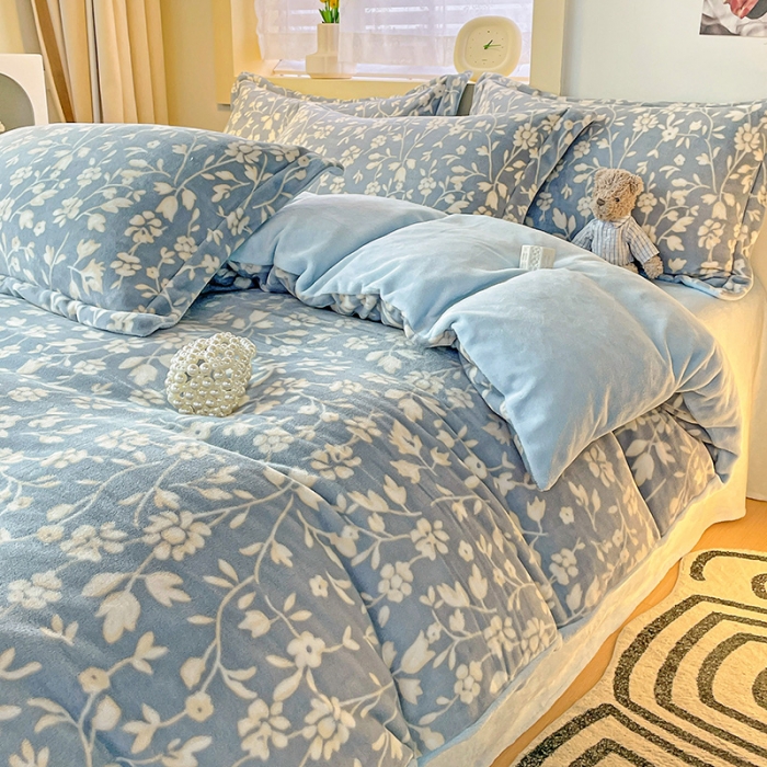 91家纺网 家纺一手货源 找家纺 畅畅家纺 2023新款活性印花小清新AB版加厚高克重法莱绒牛奶绒四件套 浪漫情调