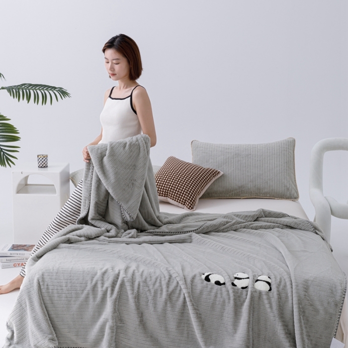 91家纺网 家纺一手货源 找家纺 法芙娜 2023新款纯色仿兔绒多功能高克重毛毯 浅灰色