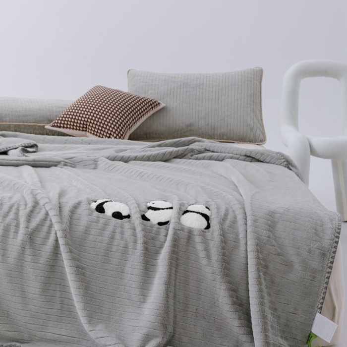 91家纺网 家纺一手货源 找家纺 法芙娜 2023新款纯色仿兔绒多功能高克重毛毯 浅灰色