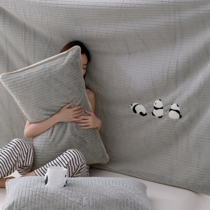 91家纺网 家纺一手货源 找家纺 法芙娜 2023新款纯色仿兔绒多功能高克重毛毯 浅灰色