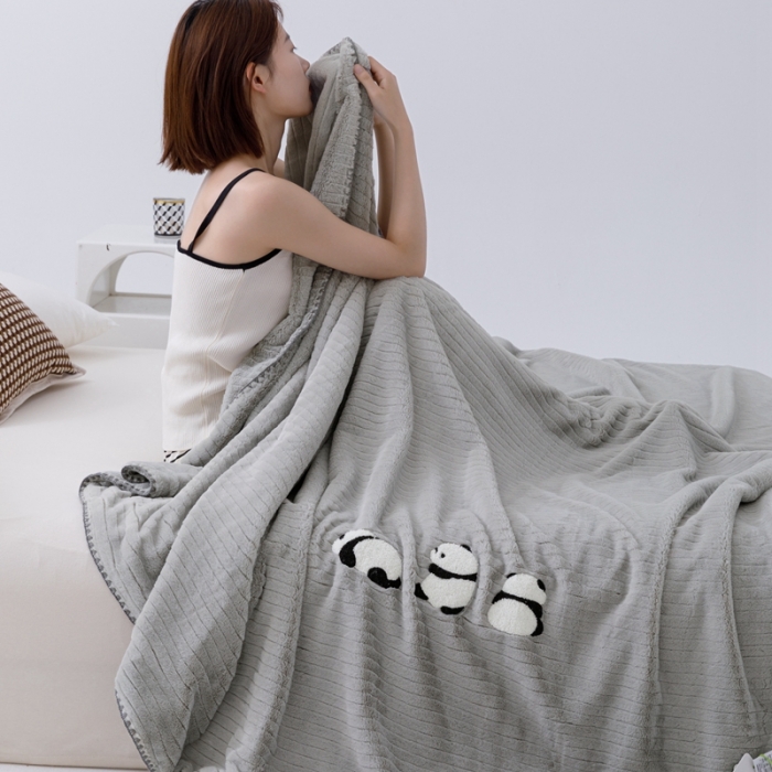 91家纺网 家纺一手货源 找家纺 法芙娜 2023新款纯色仿兔绒多功能高克重毛毯 浅灰色