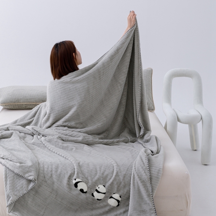 91家纺网 家纺一手货源 找家纺 法芙娜 2023新款纯色仿兔绒多功能高克重毛毯 浅灰色