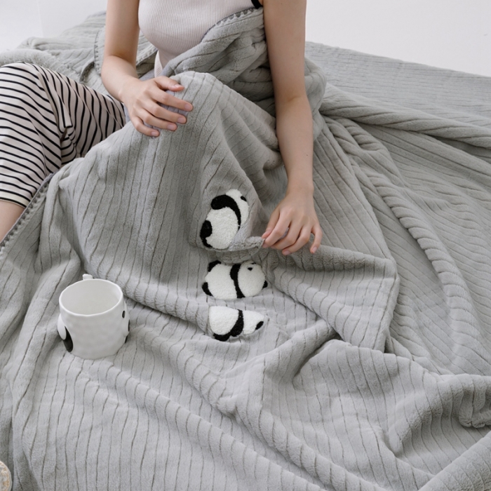 91家纺网 家纺一手货源 找家纺 法芙娜 2023新款纯色仿兔绒多功能高克重毛毯 浅灰色