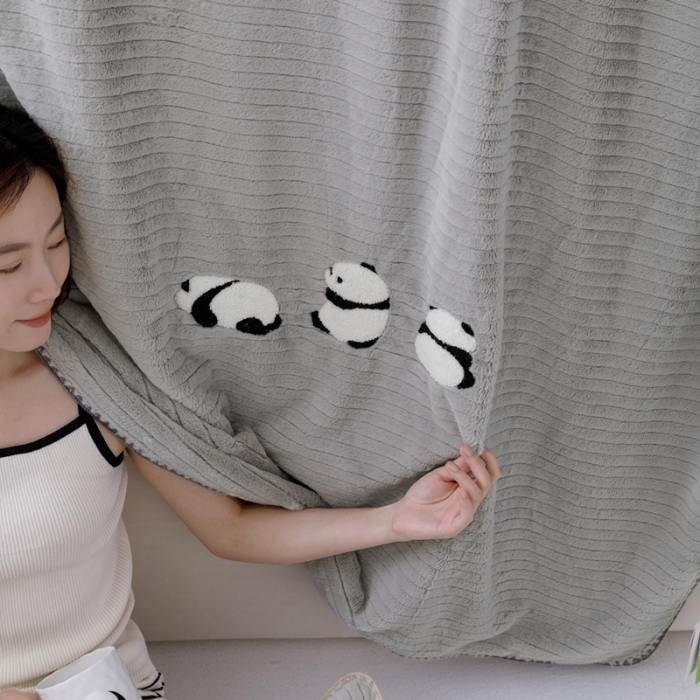 91家纺网 家纺一手货源 找家纺 法芙娜 2023新款纯色仿兔绒多功能高克重毛毯 浅灰色