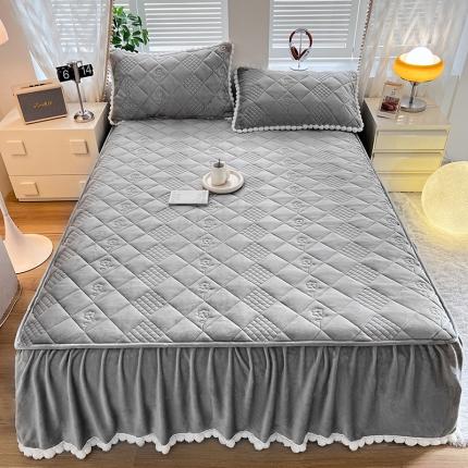 91家纺网 家纺一手货源 找家纺 （总）禧缘家纺（原梦想家） 2024新款牛奶绒球球夹棉床裙式床笠三件套