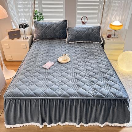 91家纺网 家纺一手货源 找家纺 禧缘家纺（原梦想家） 2024新款牛奶绒球球夹棉床裙式床笠三件套 球球-深灰