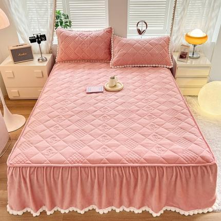 91家纺网 家纺一手货源 找家纺 禧缘家纺（原梦想家） 2024新款牛奶绒球球夹棉床裙式床笠三件套 球球-桃粉