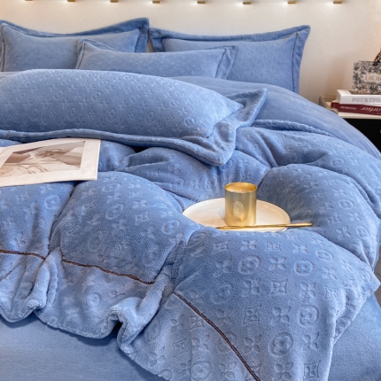91家纺网 家纺一手货源 找家纺 （总）经年 2025年新款210克全消光A类烂花牛奶绒四件套-路易系列