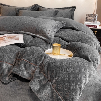 91家纺网 家纺一手货源 找家纺 （总）经年 2025年新款210克全消光A类烂花牛奶绒四件套-路易系列