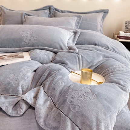 91家纺网 家纺一手货源 找家纺 （总）经年 2025年新款210克全消光A类烂花牛奶绒四件套-小熊系列