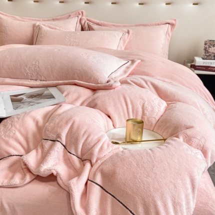 91家纺网 家纺一手货源 找家纺 （总）经年 2025年新款210克全消光A类烂花牛奶绒四件套-小熊系列