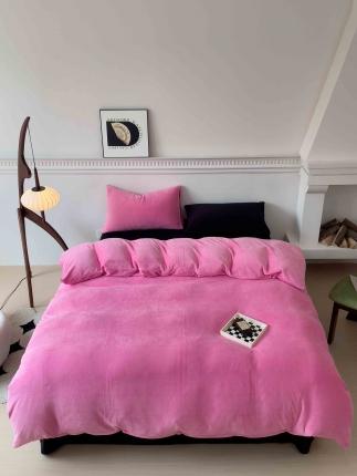 91家纺网 家纺一手货源 找家纺 珺柔 2023新款200克牛奶绒混搭四件套 双拼玫红黑