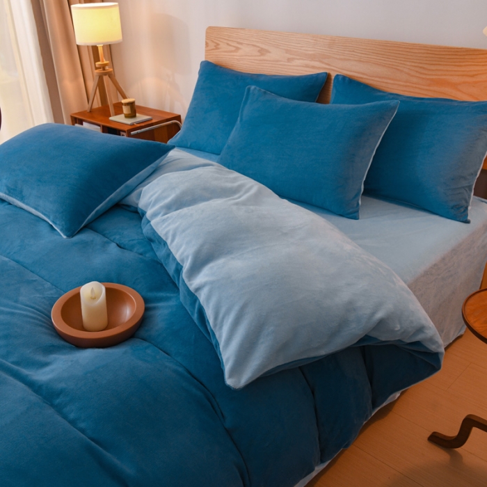91家纺网 家纺一手货源 找家纺 2023新款无印风印花双面牛奶绒四件套 藏蓝浅蓝