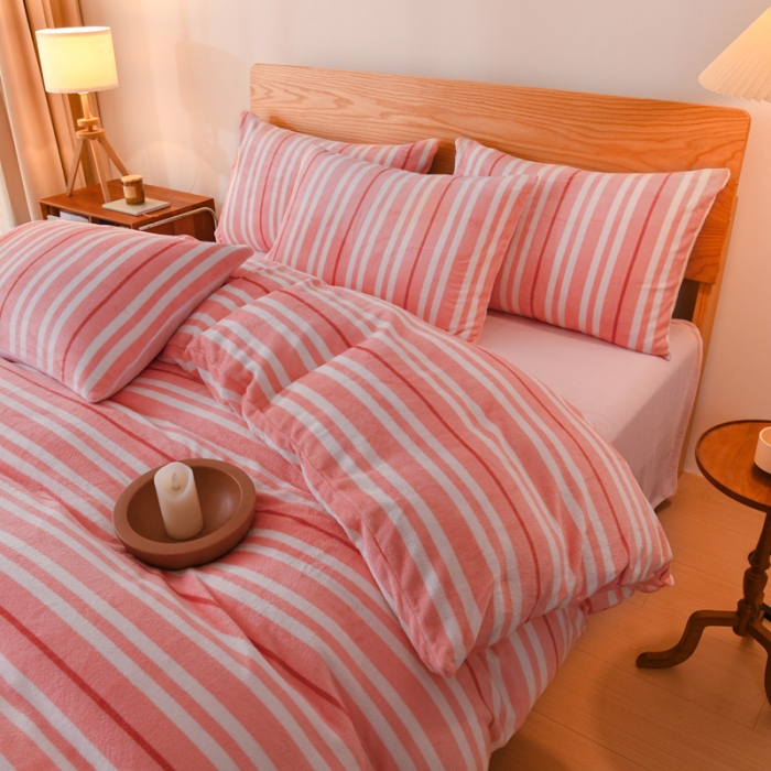 91家纺网 家纺一手货源 找家纺 2023新款无印风印花双面牛奶绒四件套 粉条纹