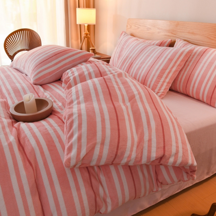 91家纺网 家纺一手货源 找家纺 2023新款无印风印花双面牛奶绒四件套 粉条纹