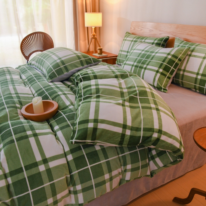 91家纺网 家纺一手货源 找家纺 2023新款无印风印花双面牛奶绒四件套 绿大格