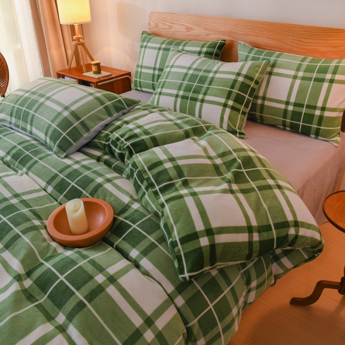 91家纺网 家纺一手货源 找家纺 2023新款无印风印花双面牛奶绒四件套 绿大格