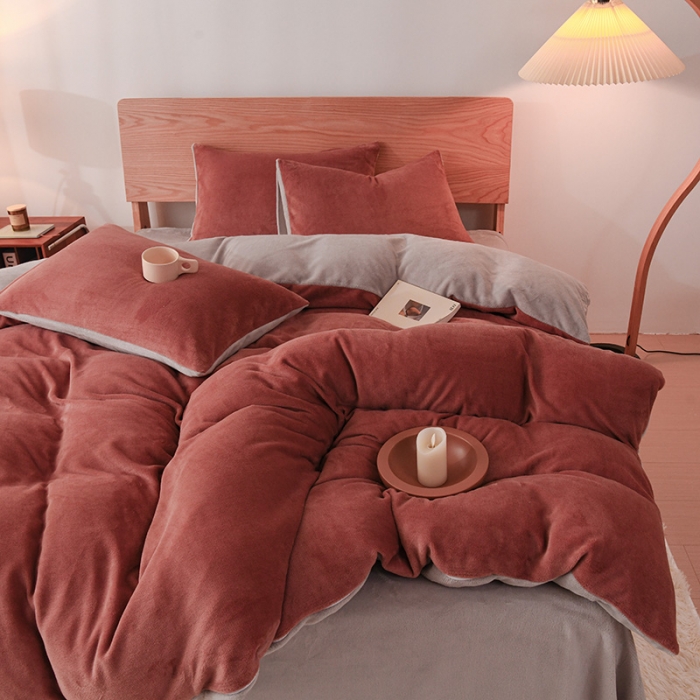 91家纺网 家纺一手货源 找家纺 2023新款无印风印花双面牛奶绒四件套 棕红浅灰