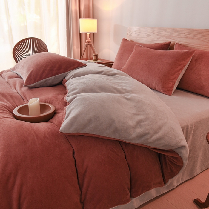 91家纺网 家纺一手货源 找家纺 2023新款无印风印花双面牛奶绒四件套 棕红浅灰