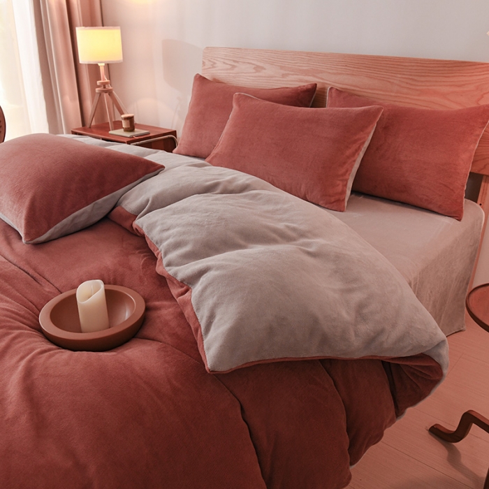 91家纺网 家纺一手货源 找家纺 2023新款无印风印花双面牛奶绒四件套 棕红浅灰