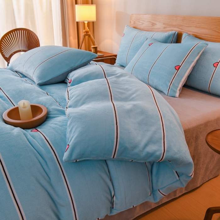 91家纺网 家纺一手货源 找家纺 2023新款无印风印花双面牛奶绒四件套 爱心条纹