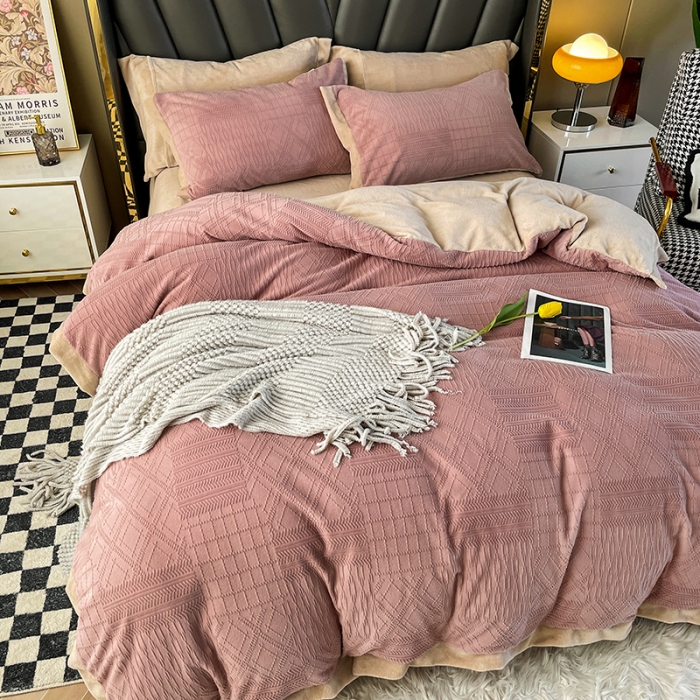 91家纺网 家纺一手货源 找家纺 宜家坊 2023秋冬新款A类素色牛奶绒拼边雕花四件套 安娜-豆粉