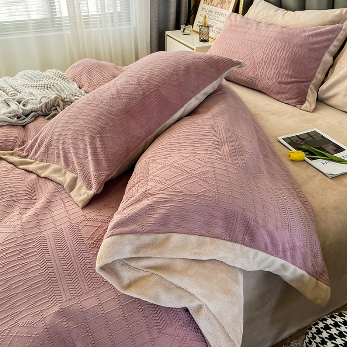 91家纺网 家纺一手货源 找家纺 宜家坊 2023秋冬新款A类素色牛奶绒拼边雕花四件套 安娜-豆粉