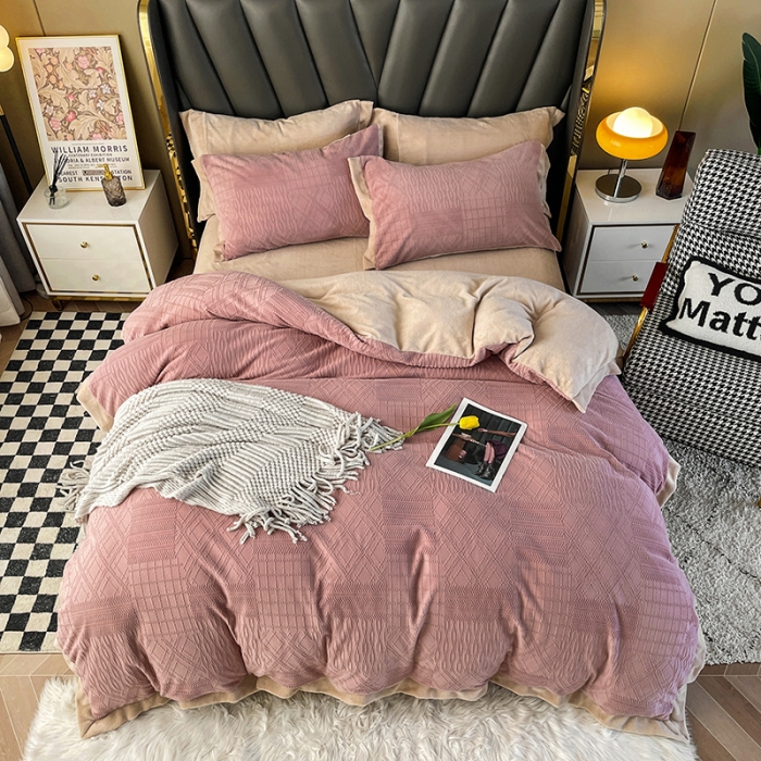 91家纺网 家纺一手货源 找家纺 宜家坊 2023秋冬新款A类素色牛奶绒拼边雕花四件套 安娜-豆粉