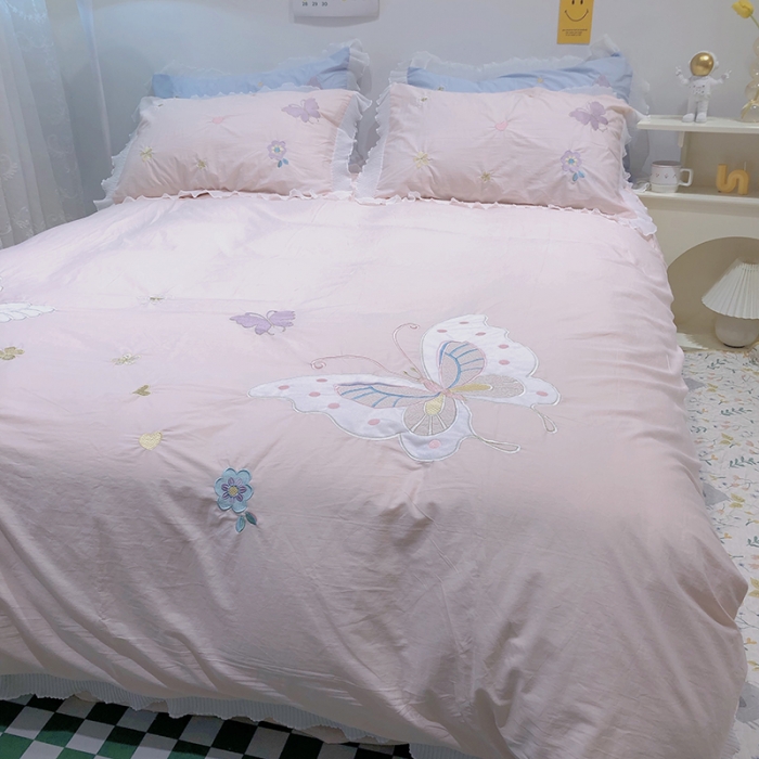 91家纺网 家纺一手货源 找家纺 2023新款A类母婴级全棉水洗棉绣花四件套--蝴蝶夫人系列实拍图 蝴蝶夫人-粉